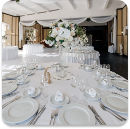 Imagem de uma celebração de bodas de casamento com tema romântico