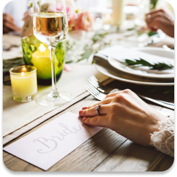 Imagem de um evento de noivado elegante com decoração sofisticada